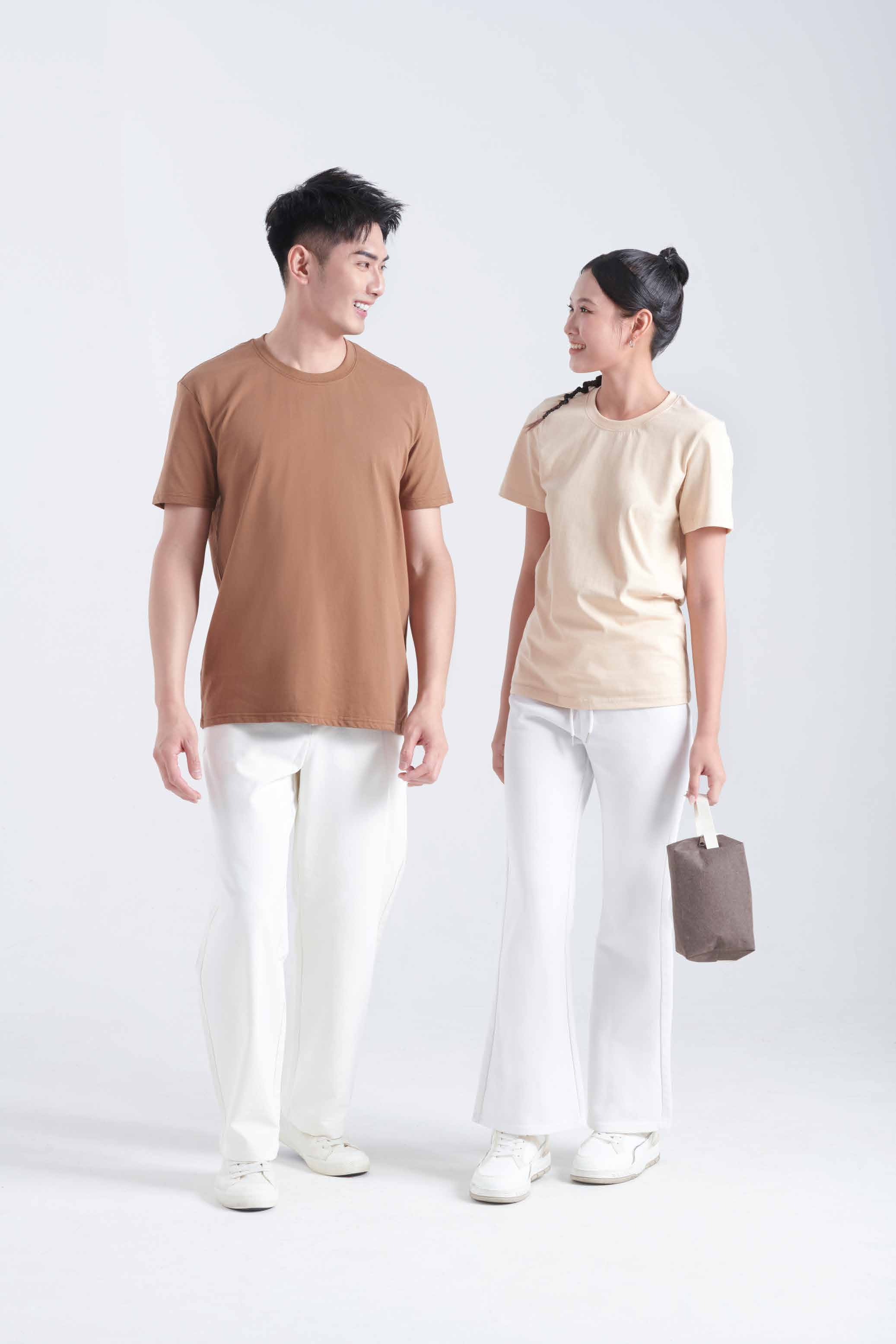 Two people wearing Oren RN71 round neck cotton t-shirts in brown and beige