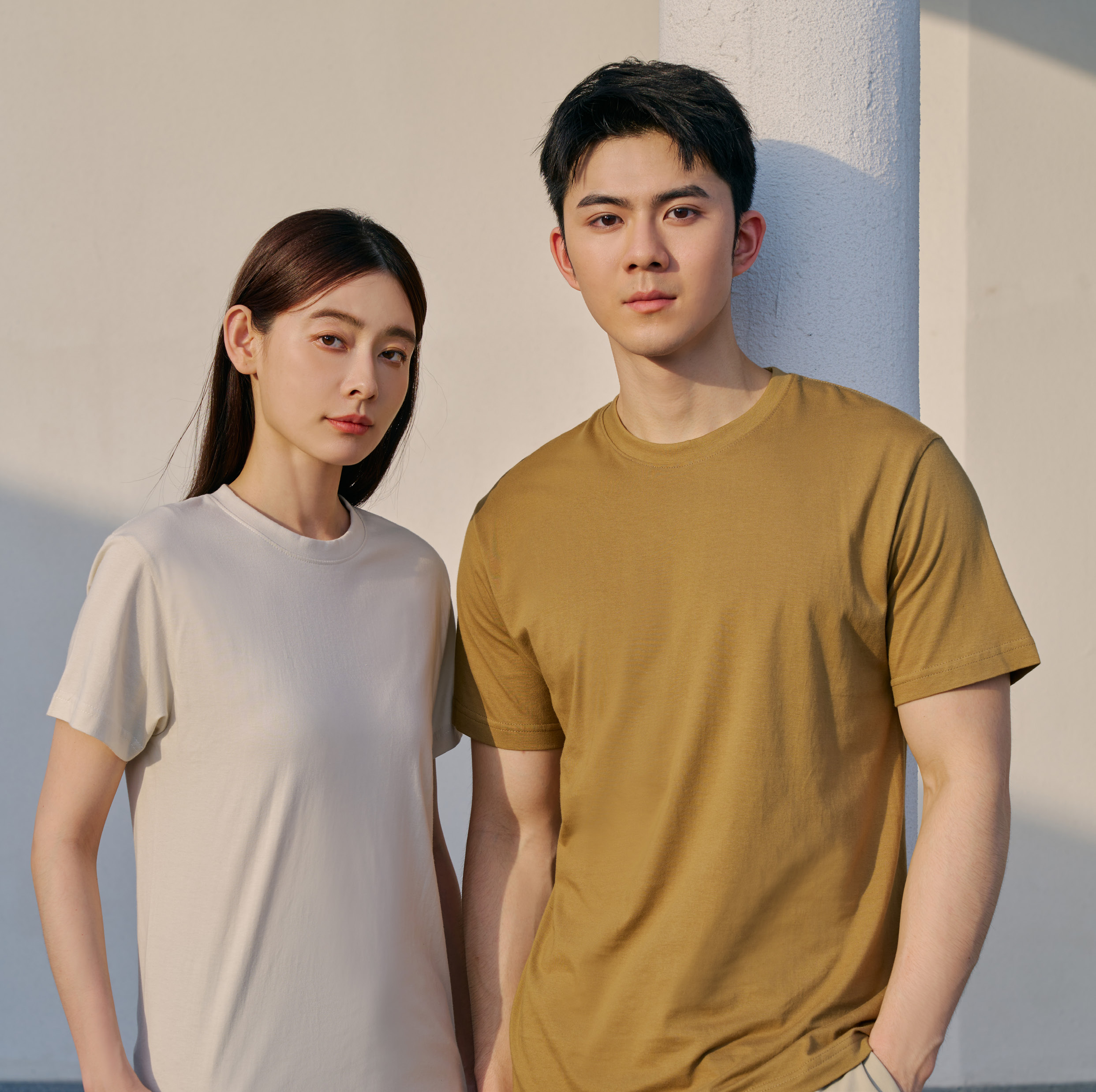 Two people wearing Le'Fonse RC01 round neck cotton t-shirts in beige and brown