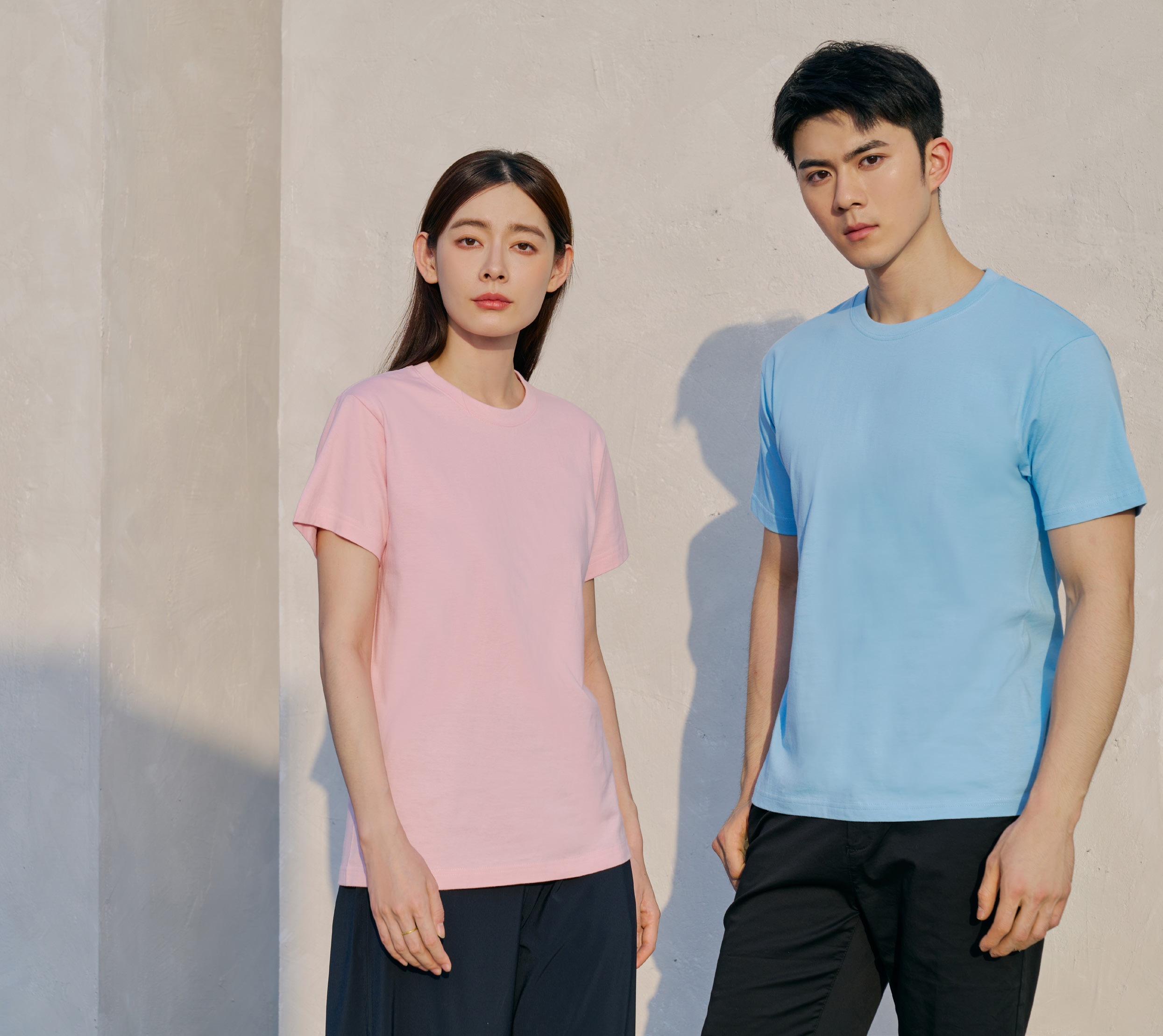 Two people wearing Le'Fonse RC02/RC03 round neck cotton t-shirts in pink and light blue