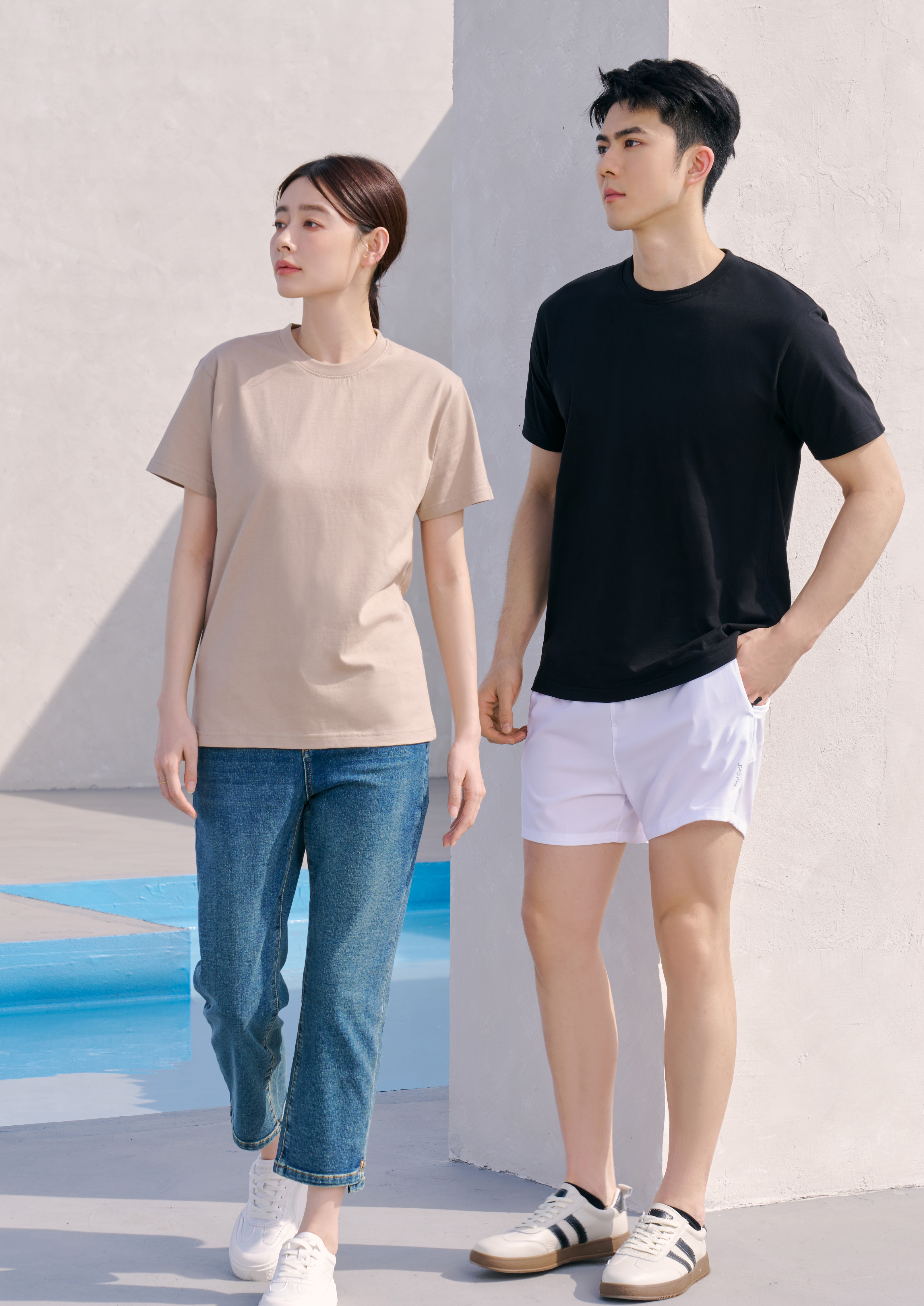 Two people wearing Le'Fonse RC11 round neck cotton t-shirts, one in black, one in beige